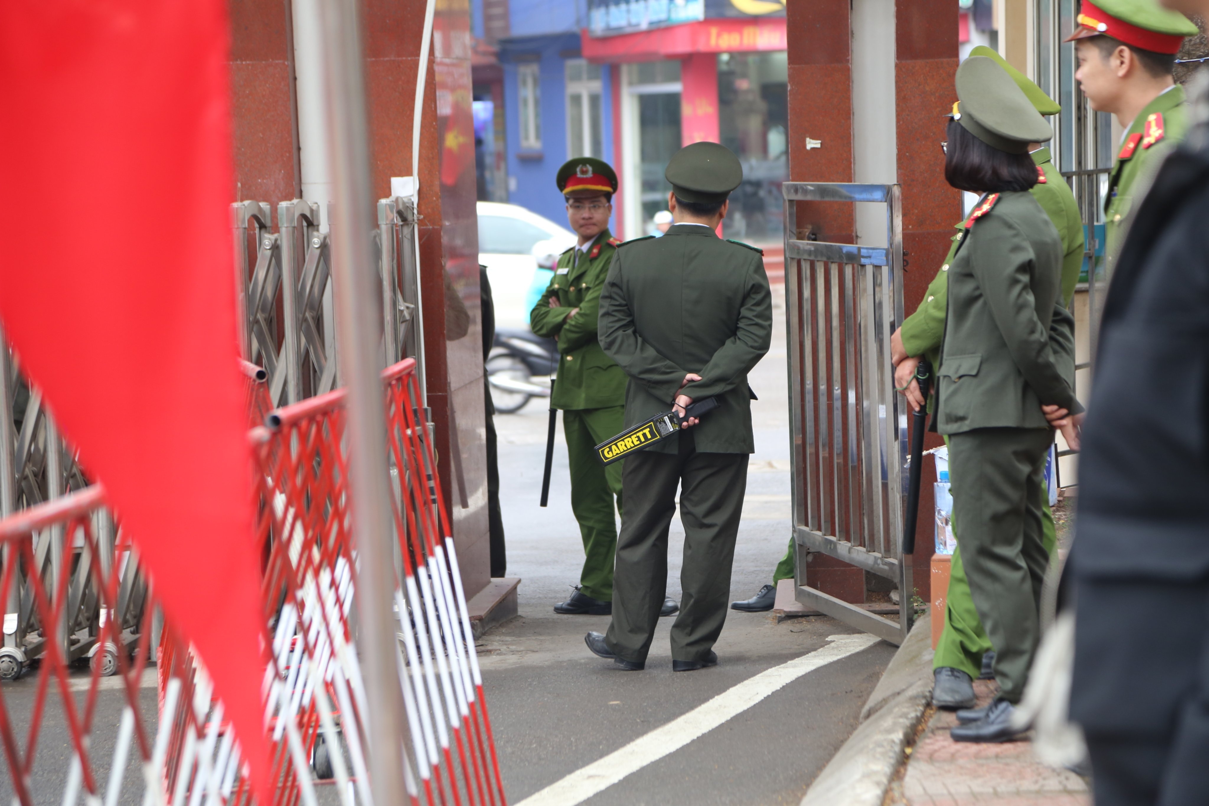 Xet xu vu xe container dam Innova anh 1