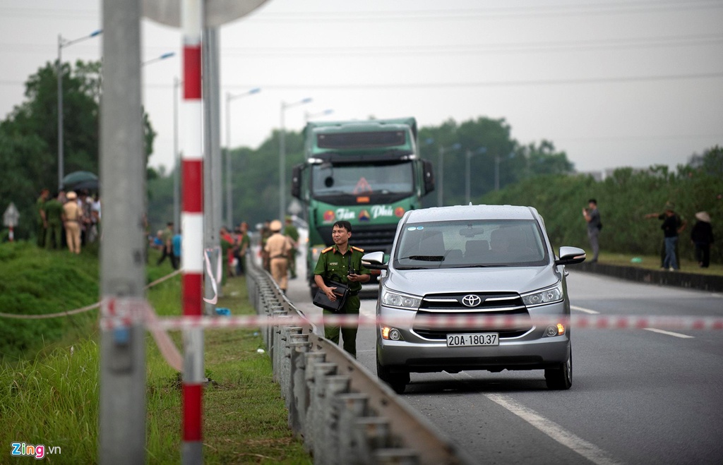 Xet xu vu xe container dam Innova anh 2