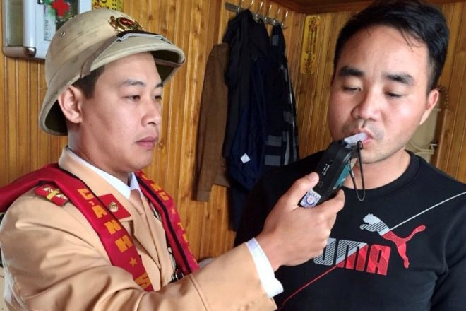 Hai thuyen truong vi pham nong do con bi phat 1,5 trieu hinh anh