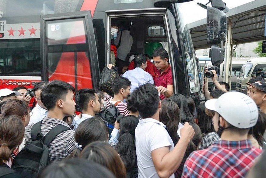 Oto khach nhoi nhet, chu xe bi phat den 80 trieu hinh anh