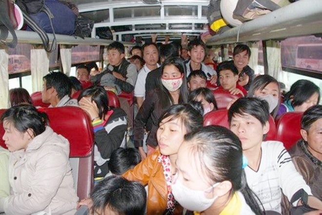 Xe khach nhoi nhet anh 1