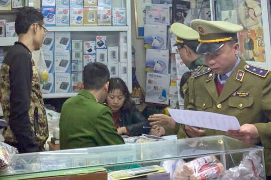 Hai cua hang o Ha Noi tang gia khau trang bi phat gan 60 trieu hinh anh