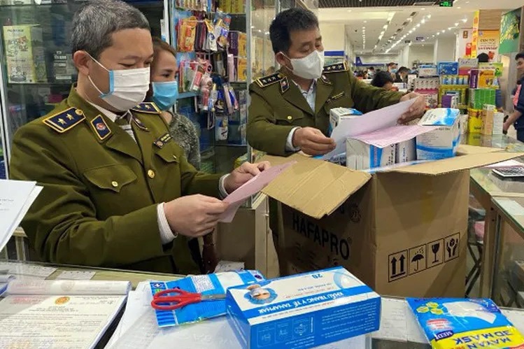 Niem phong hieu thuoc nang gia khau trang gap 10 lan o Ha Noi hinh anh