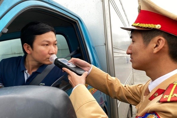 Hon 17.000 tai xe bi phat vi pham nong do con trong mot thang hinh anh