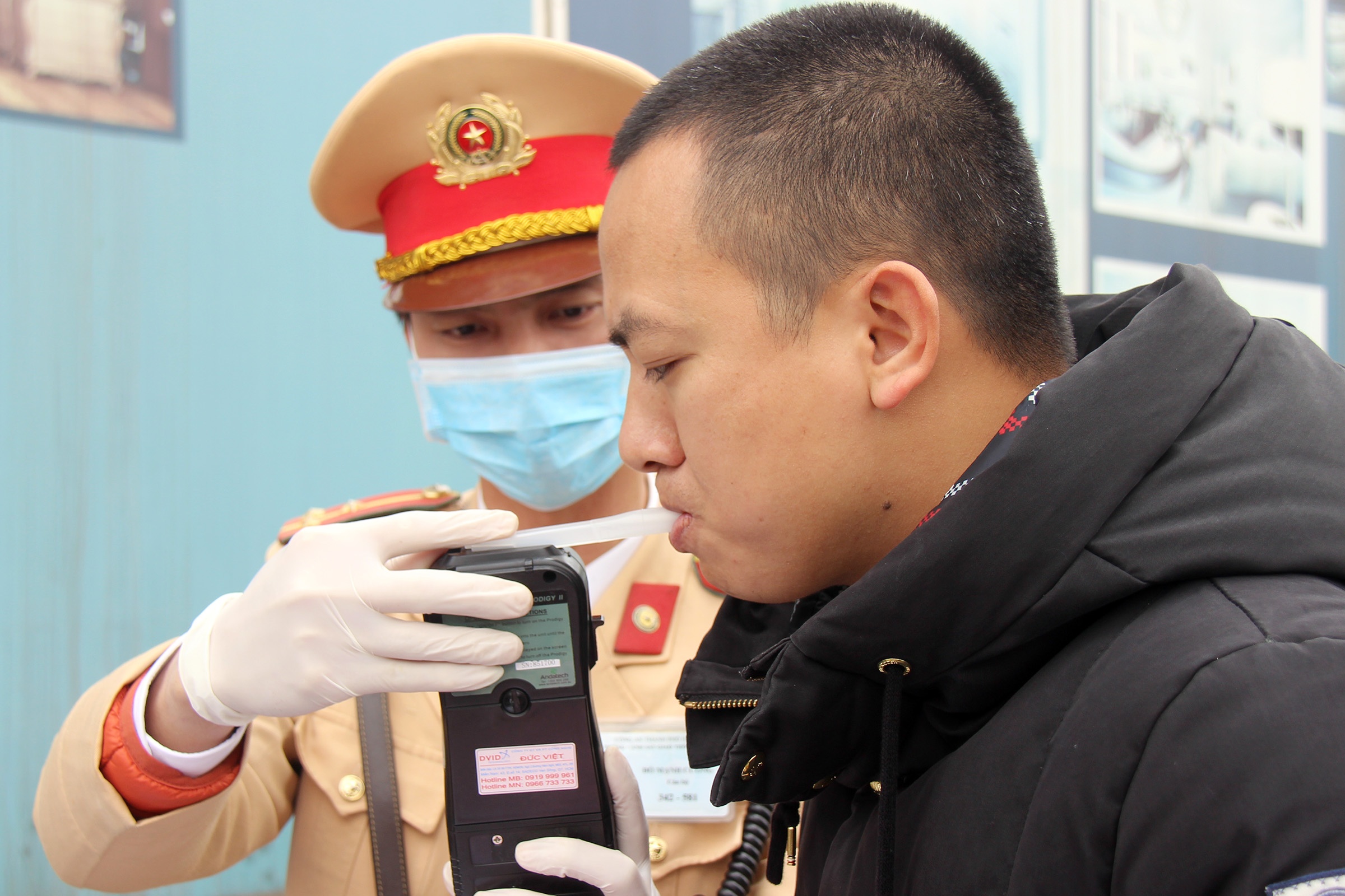 CSGT kiem tra nong do con anh 1