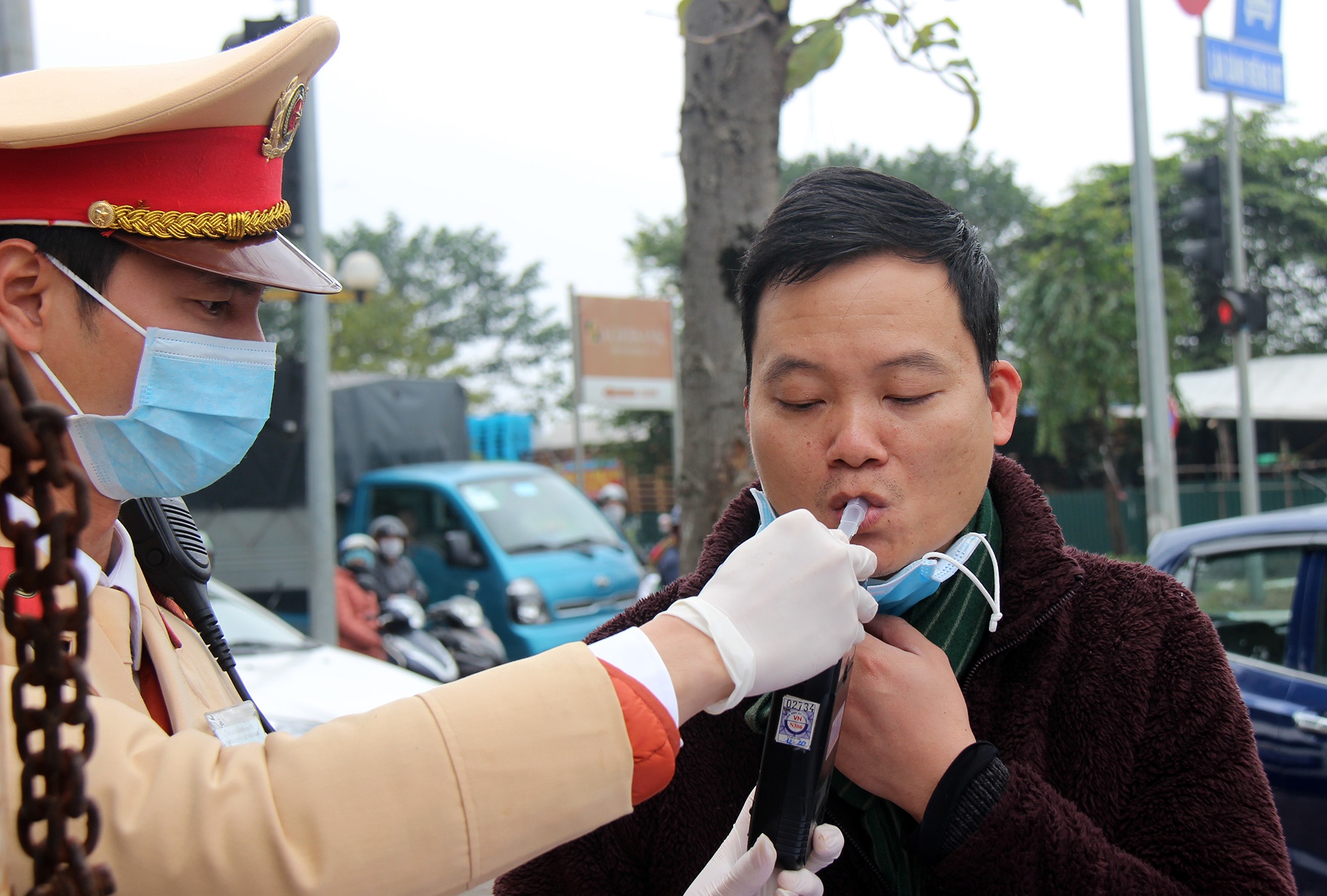 CSGT: Ong thoi nong do con dung mot lan khong lay lan virus corona hinh anh