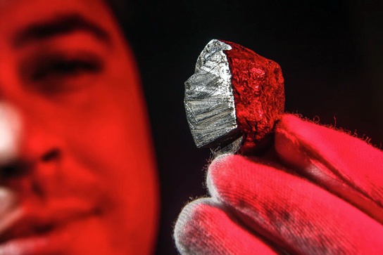 Nhom bat coc sau vu mua ban thien thach trieu USD linh an hinh anh