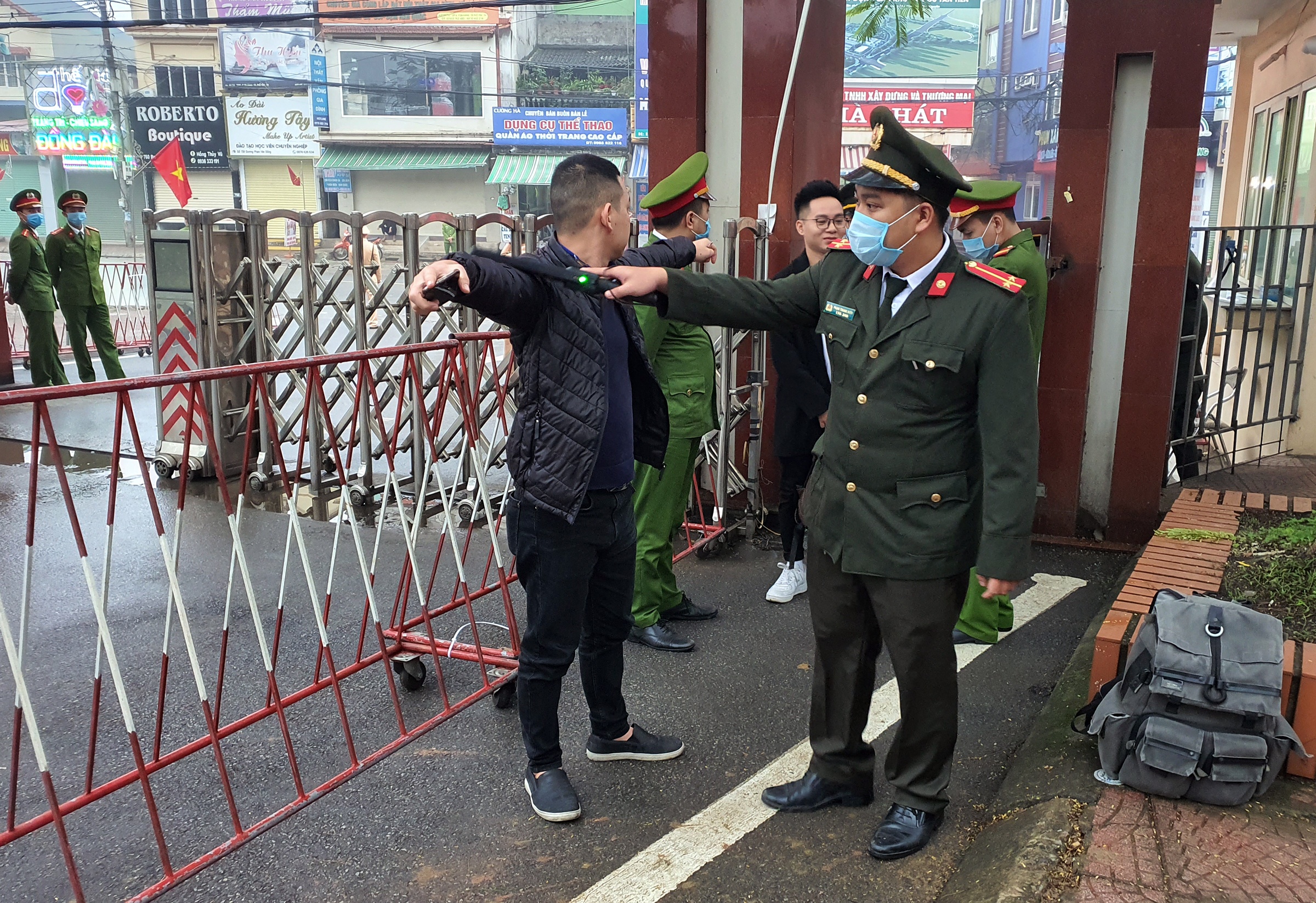 Xet xu vu xe container dam Innova anh 4