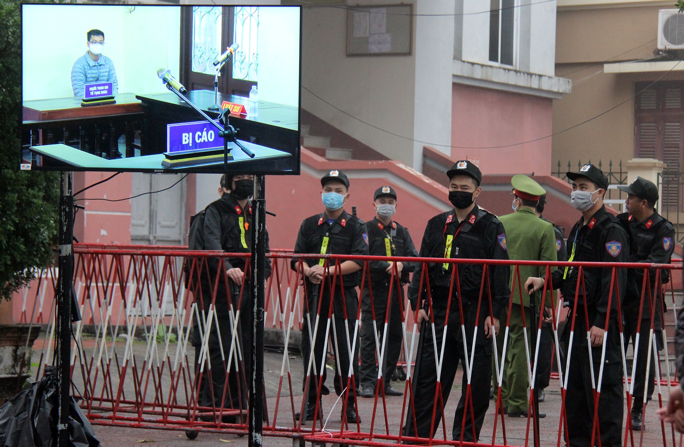 Xet xu vu xe container dam Innova anh 6