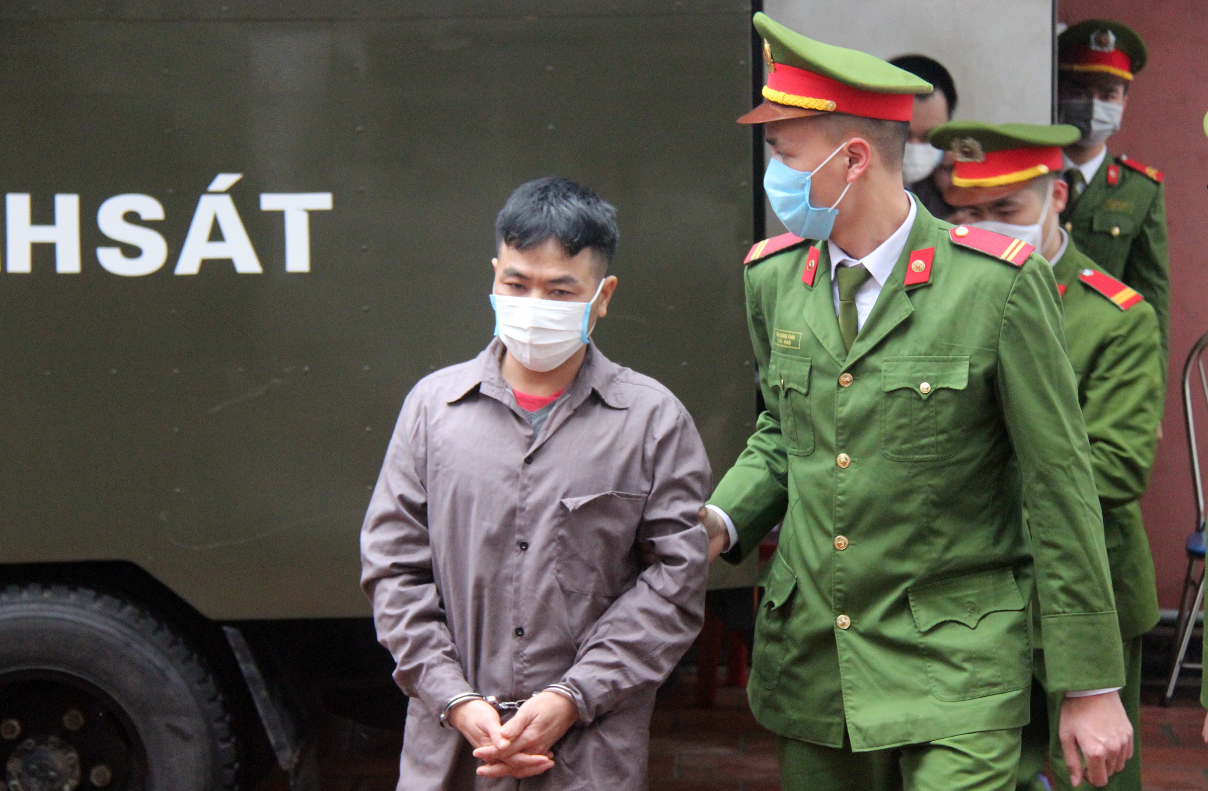 Xet xu vu xe container dam Innova anh 9