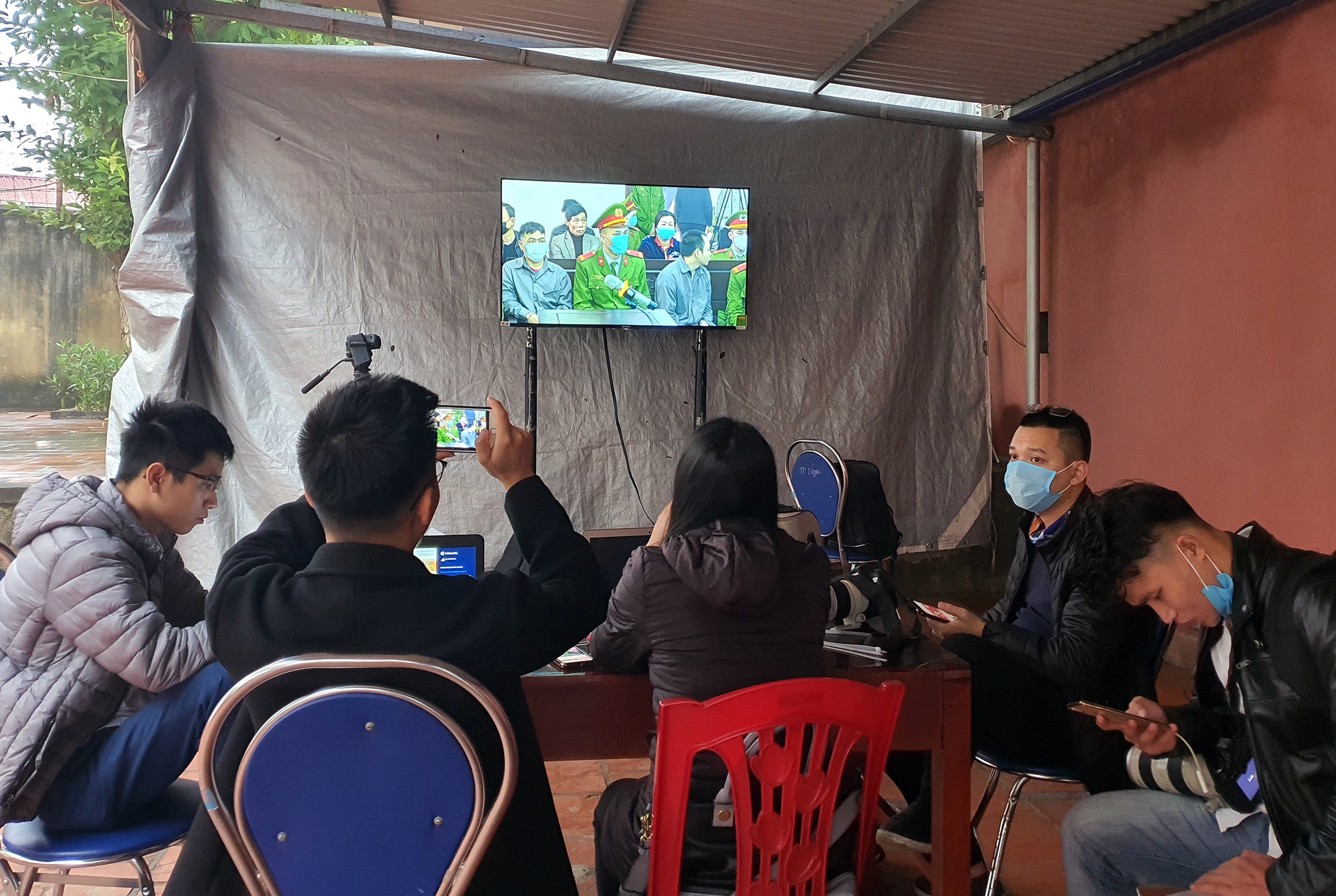 Xet xu vu xe container dam Innova anh 7