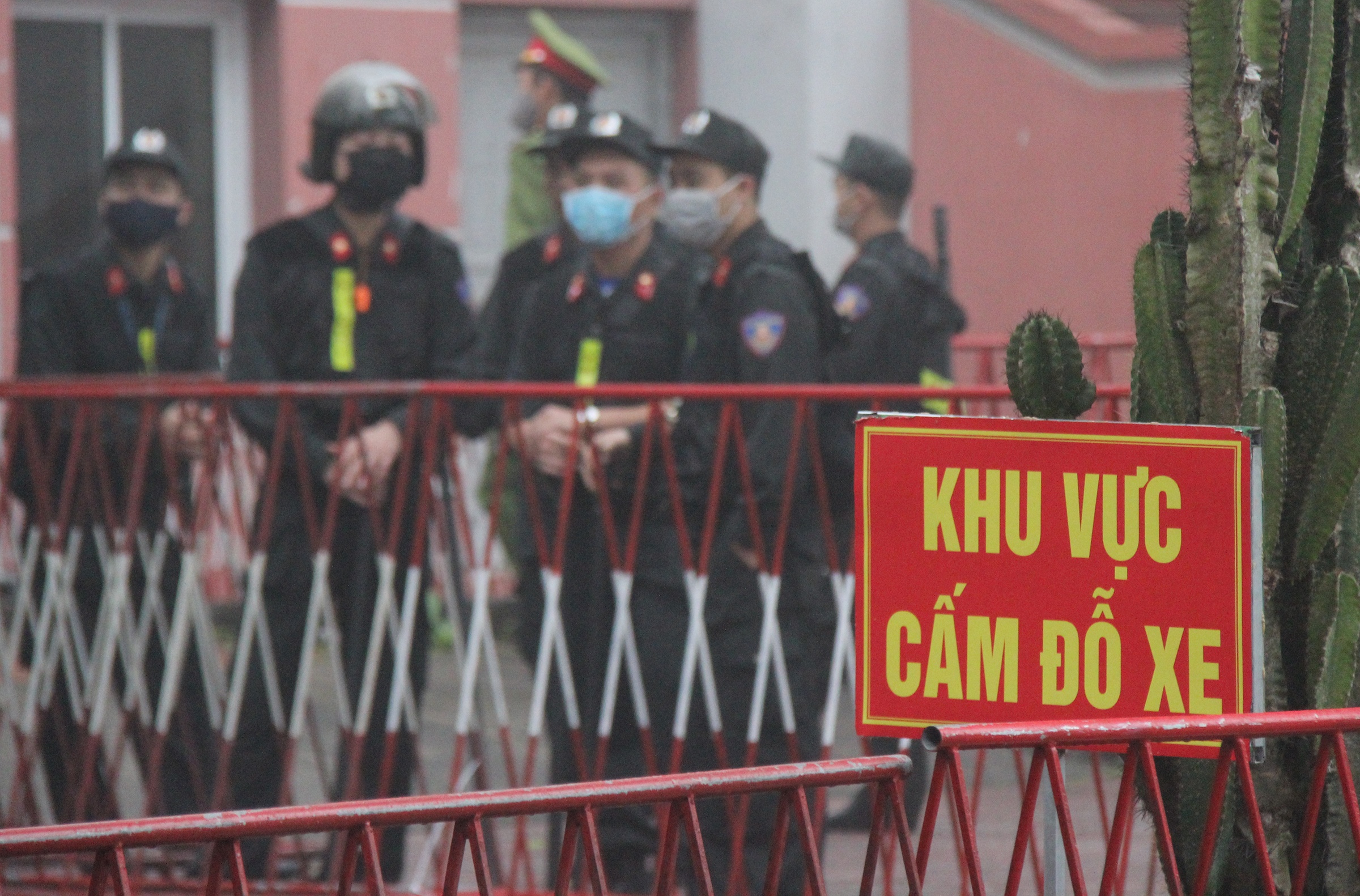 Gan 100 canh sat bao ve phien xu vu xe container dam Innova di lui hinh anh