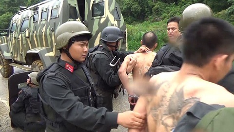 Dai uy cong an bi ban khi kham nha nghi pham ma tuy hinh anh