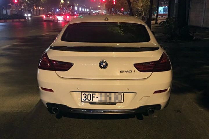 Tài xế BMW tàng trữ súng ảnh 2 Tai xe BMW tang tru sung anh 2