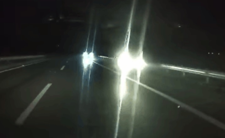 2 oto di nguoc chieu cao toc anh 1