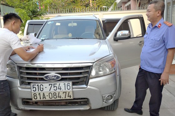 CSGT truy duoi oto cho hang cam, vu khi tren cao toc hinh anh