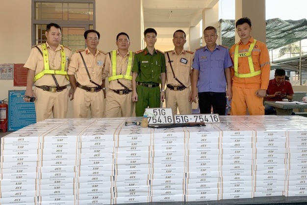 Oto cho ma tuy tren cao toc anh 1