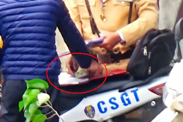 CSGT 'voi' tien nguoi vi pham se bi buoc thoi viec hinh anh