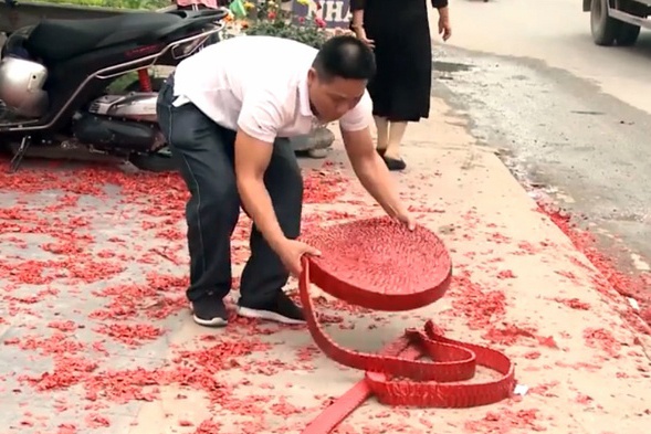 Đốt pháo tại đám cưới ở Hà Nội ảnh 1 Dot phao tai dam cuoi o Ha Noi anh 1