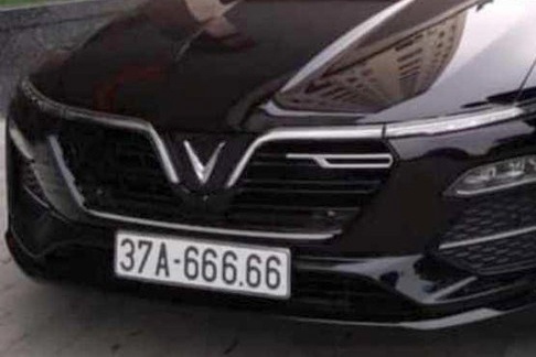 Kho phat nguoi 2 oto gan bien so gia 37A-66666 hinh anh