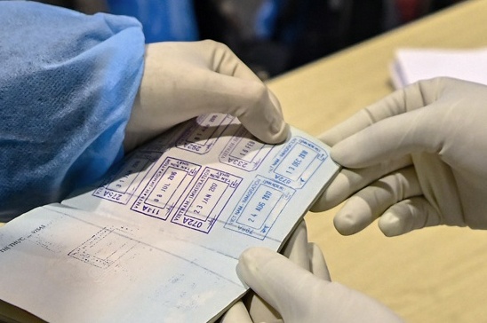 Dung 2 ho chieu, khai gian de ne cach ly Covid-19 co bi xu ly hinh su? hinh anh