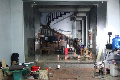 Chong tuoi xang khap nha, vo va 2 con tu vong hinh anh