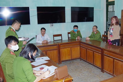 Khoi to co gai buon lau khau trang anh 1