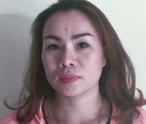 Nu giam doc lua hang chuc nghin USD bi truy to hinh anh