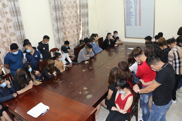 Su dung ma tuy trong quan karaoke anh 1