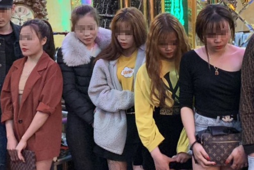 8 co gai duong tinh ma tuy trong quan karaoke Sao Dem hinh anh