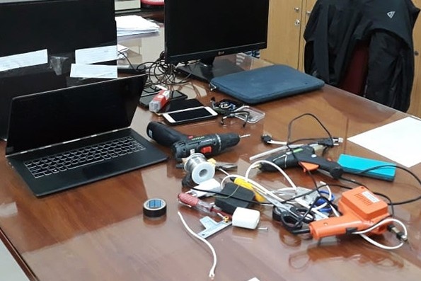 Lap camera quay len trong nha nghi anh 2