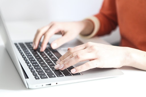 Nu ke toan chiem doat gan 32 ty cua cong ty hinh anh