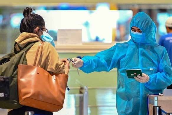 Phat tien co gai tron cach ly ra Noi Bai de sang Anh co du ran de? hinh anh