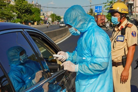 Khoi to thanh nien tan cong can bo chot kiem dich Covid-19 hinh anh