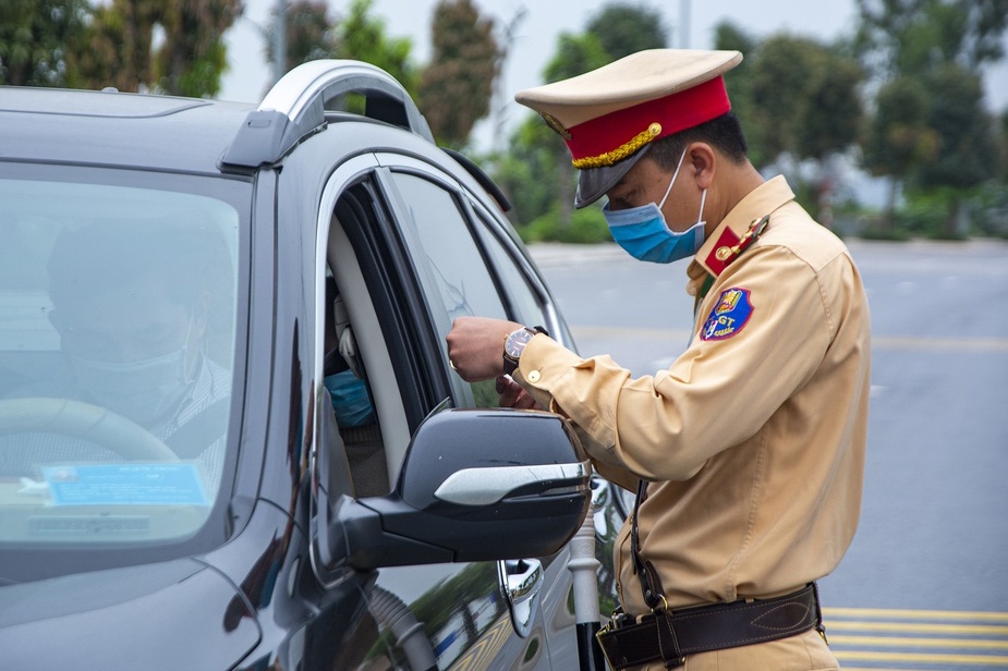 Cong an Ha Noi lap 30 chot kiem soat cach ly xa hoi hinh anh