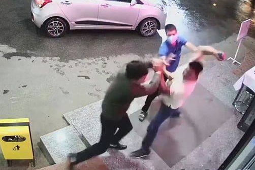 Danh nhan vien nhac deo khau trang anh 1