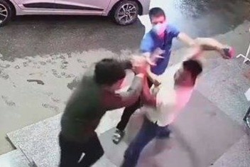 Trieu tap nguoi danh bao ve benh vien vi nhac deo khau trang hinh anh