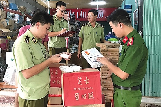 Nu chu xuong lam gia lo quan ao hang hieu gia 10 ty hinh anh