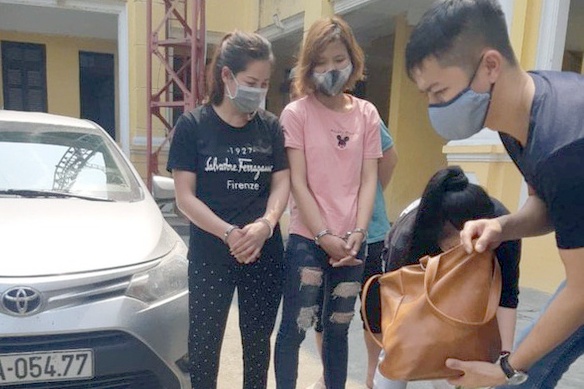 Bat nhom van chuyen gan 4 kg ma tuy qua chot kiem dich hinh anh