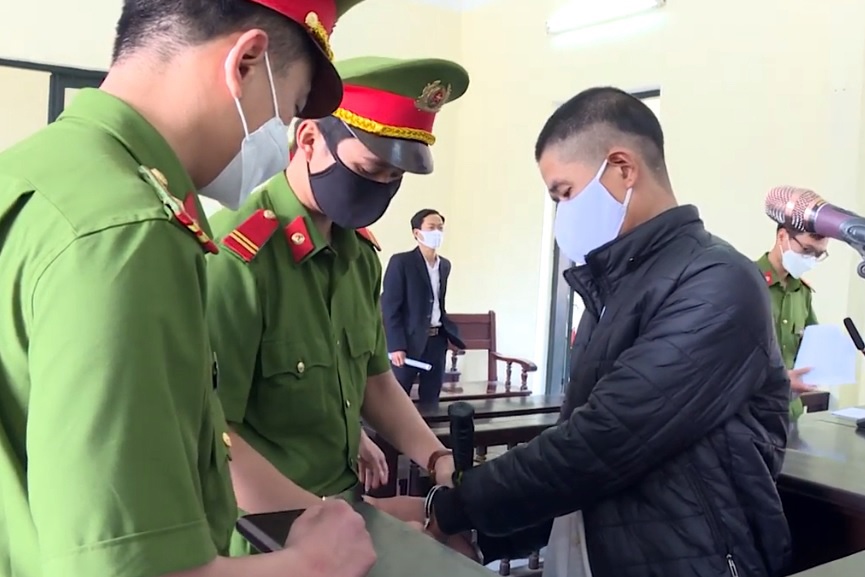 Them mot nguoi bi phat tu vi chong doi nhan vien kiem dich Covid-19 hinh anh