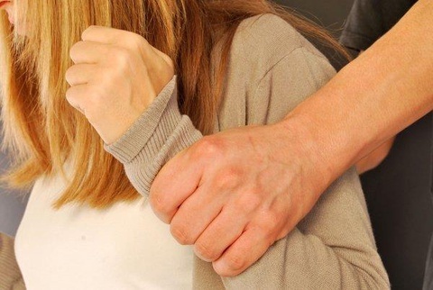 Me ban trinh con gai 13 tuoi rut don khang cao hinh anh