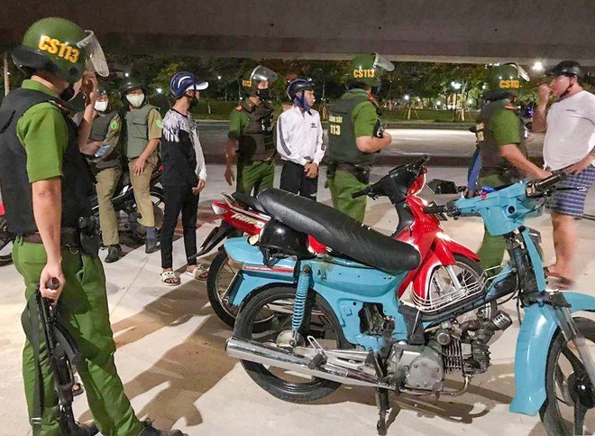 Dua xe trai phep anh 1