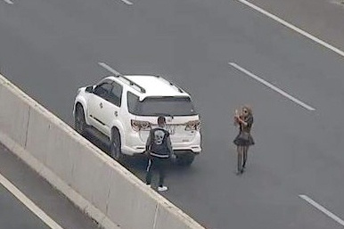 Tai xe co duoc dung oto tren cao toc khi buon ngu? hinh anh