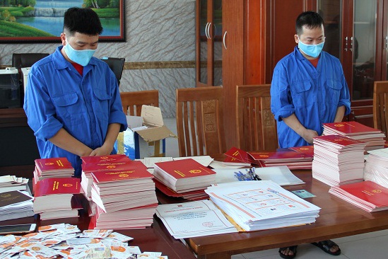 Hieu pho truong THPT ban bang tot nghiep gia cho 7 hoc sinh hinh anh