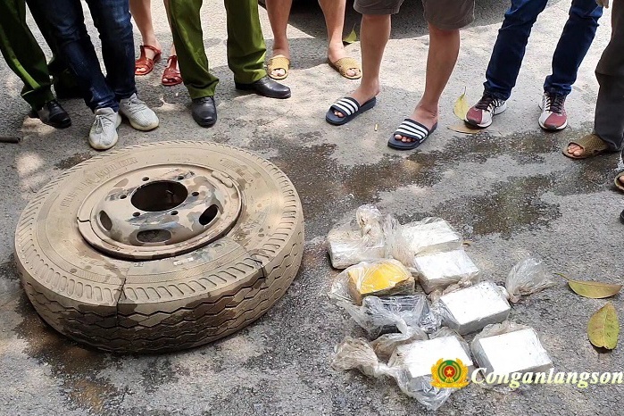 Giau heroin trong lop oto anh 1