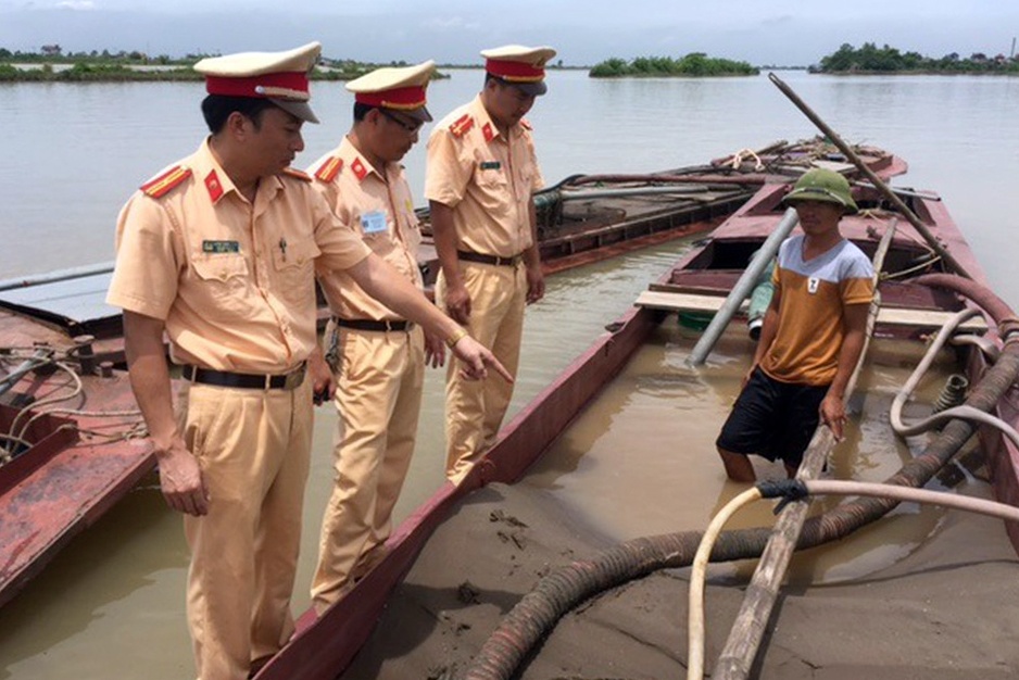 Canh sat vay bat nhieu tau khai thac cat trai phep tren song Hong hinh anh