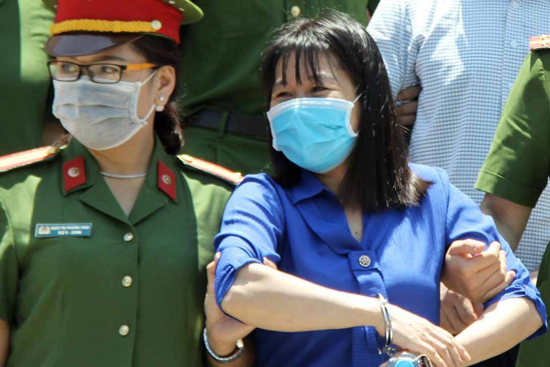 Nu hieu truong vu nang diem thi: 'Bi cao rat nhuc nha' hinh anh