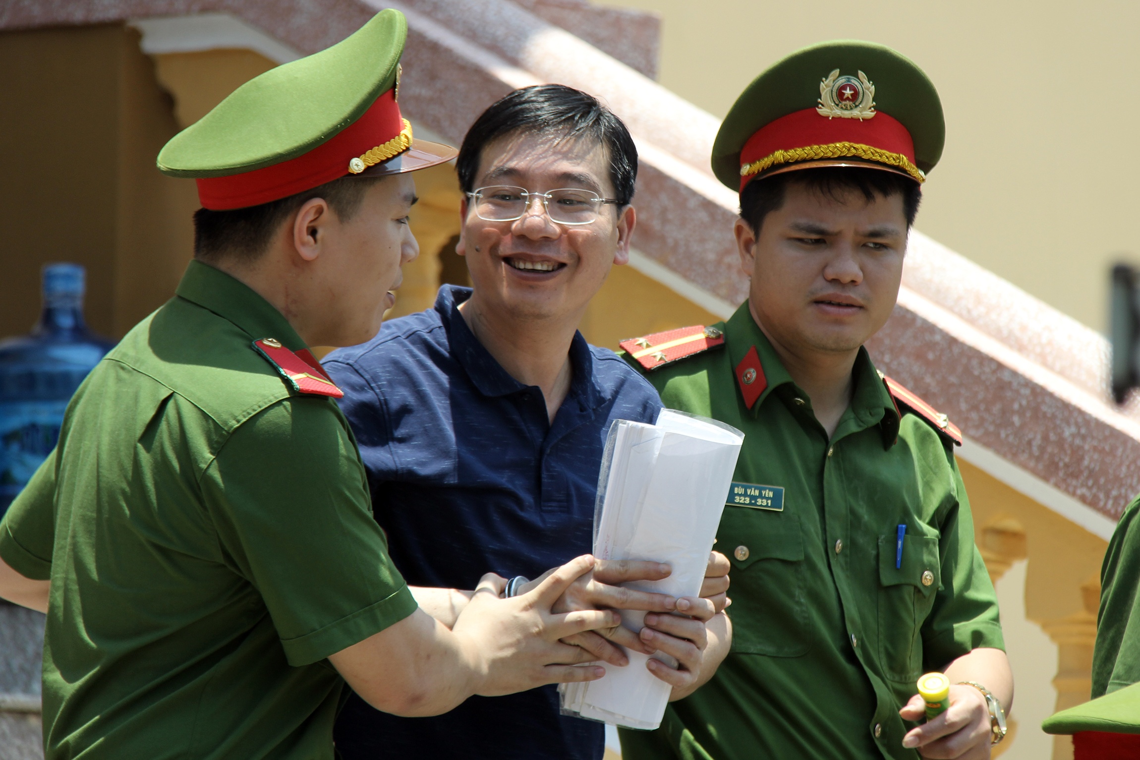 Bi cao vu nang diem thi Hoa Binh anh 1