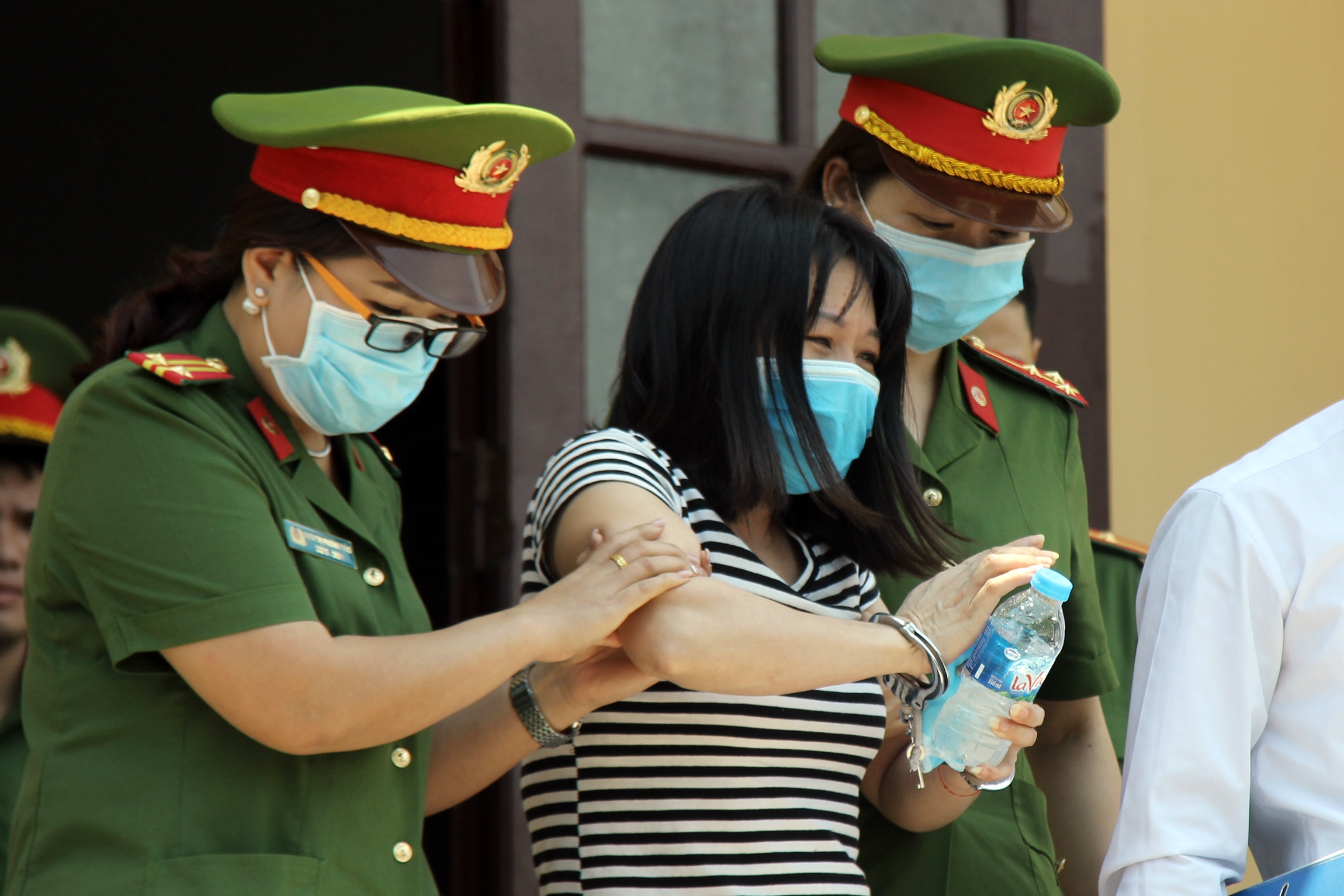 Bi cao vu nang diem thi Hoa Binh anh 2