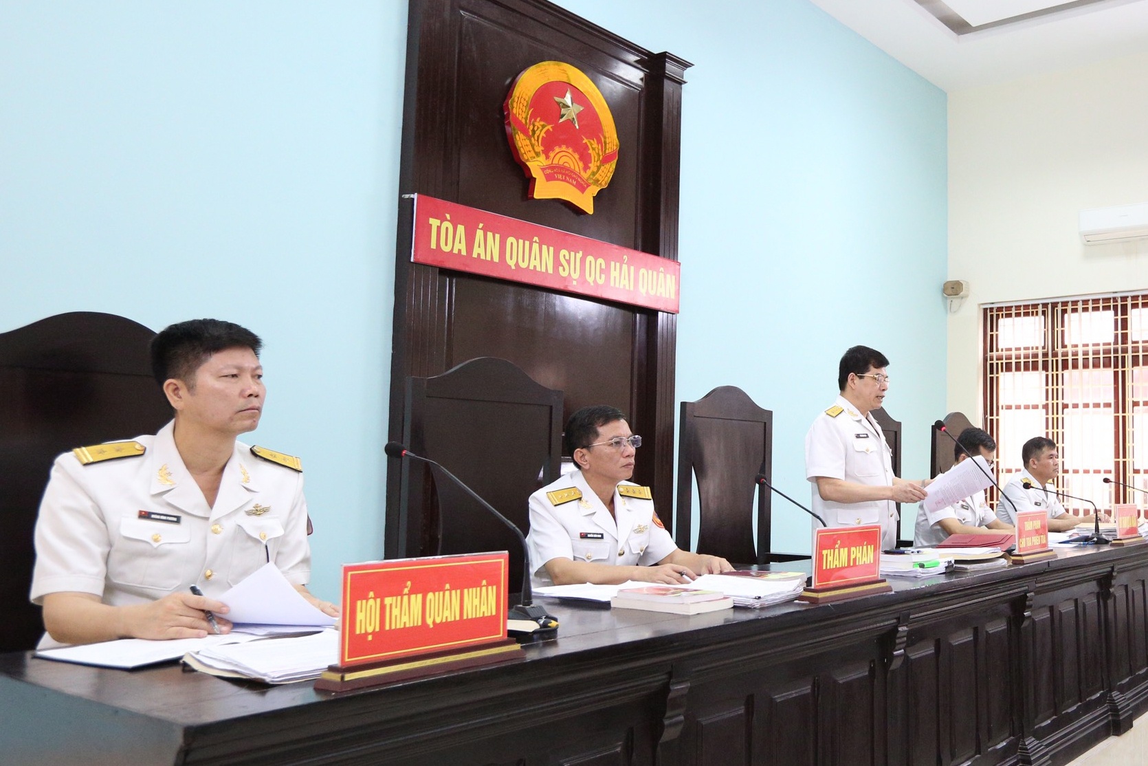 Cuu Thu truong Nguyen Van Hien duoc ngoi ghe tra loi HDXX hinh anh